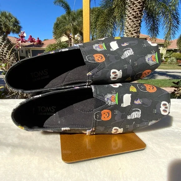 TOMS Halloween Black Slip On Shoes Size 8 Women Pumpkin Cat Broom - Picture 3 of 12